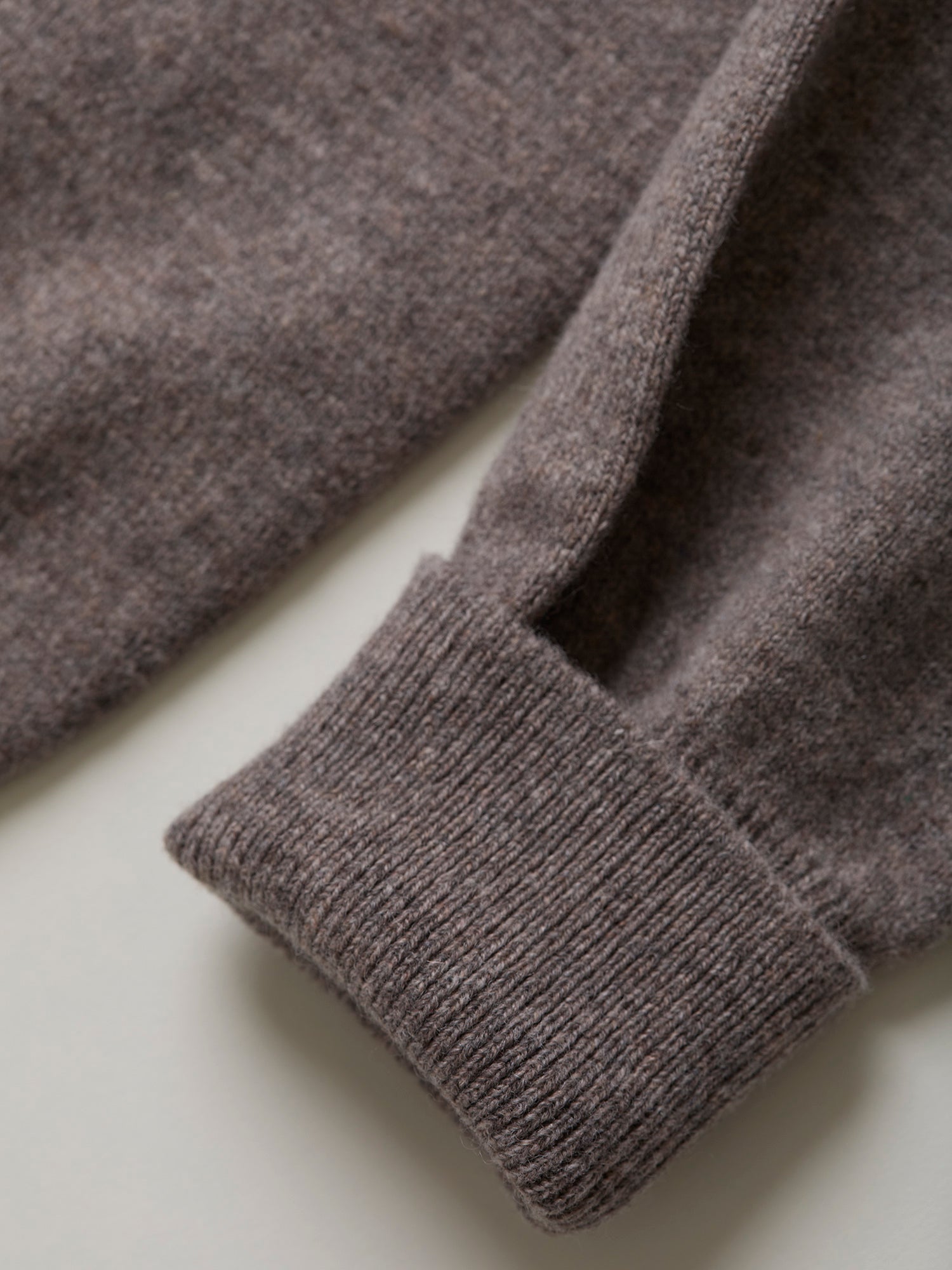 Lambswool Vee-neck Vole